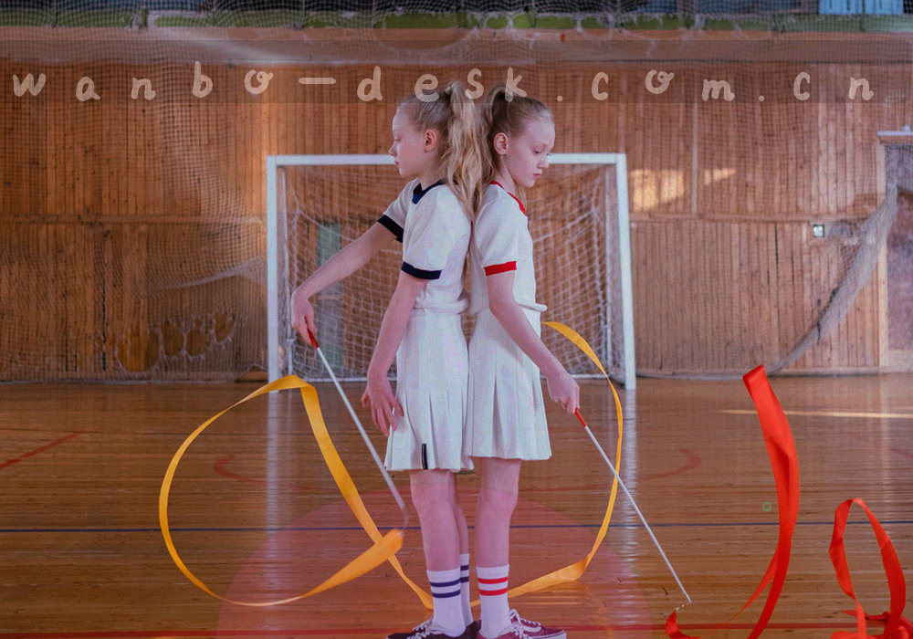 深色桌面上排列的纸卡，每张卡角标有等宽编号